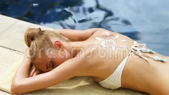 美女躺在游泳池旁边视频的预览图