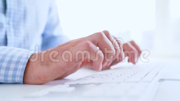 一名办公室职员在键盘上打字视频的预览图