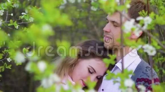 春暖花开的浪漫幸福情侣视频的预览图