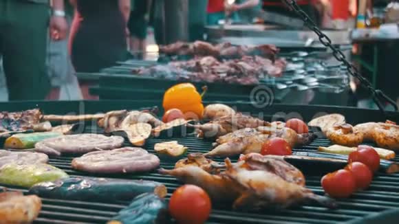 烧烤炉烹煮肉类及蔬菜视频的预览图