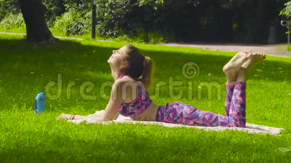 年轻女子做瑜伽练习视频的预览图