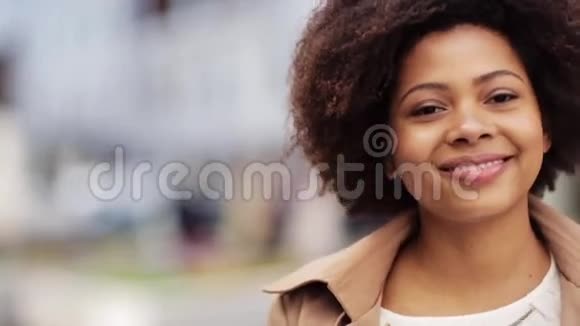 在户外亲近快乐的非裔美国女人视频的预览图