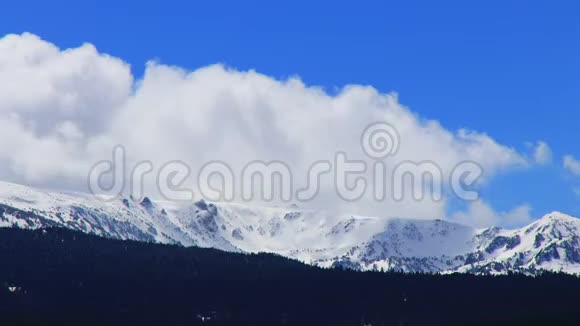 冬季比利牛斯山脉的时间推移视频的预览图