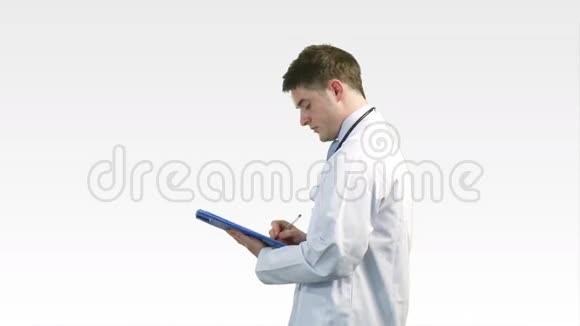 带剪贴板的年轻医生视频的预览图
