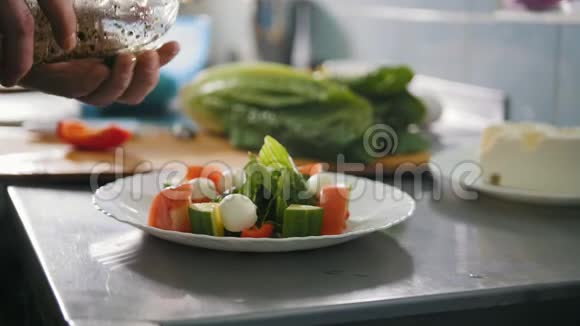 厨师在餐厅的盘子里放沙拉视频的预览图