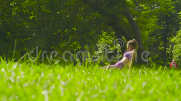 年轻女子做瑜伽练习视频的预览图
