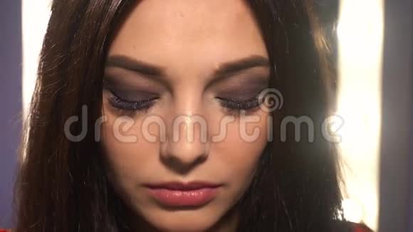 化妆的美女肖像视频的预览图