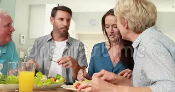 快乐的一家人吃晚饭视频的预览图