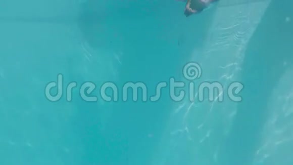 在游泳池里潜水的漂亮女人视频的预览图