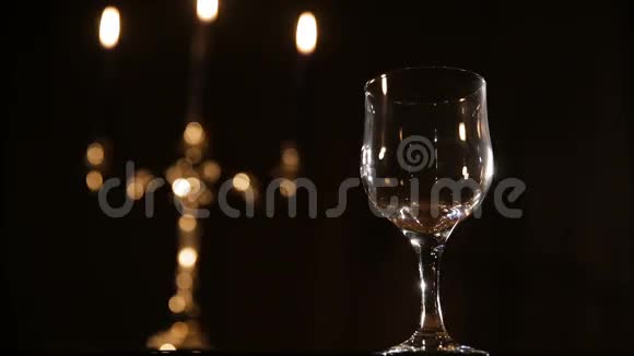 带着酒的浪漫夜晚视频的预览图