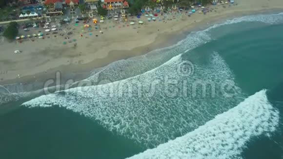 海滩的鸟瞰图巴厘岛海洋视频的预览图