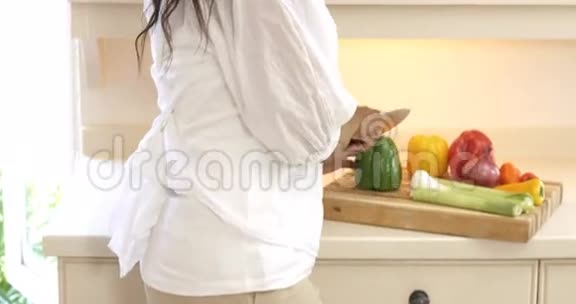 男人一边抱着女人一边切菜视频的预览图
