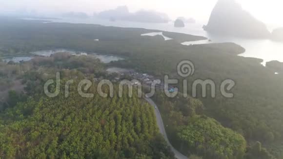 热带海湾日落的鸟瞰图视频的预览图