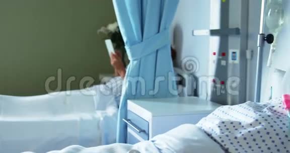 老年妇女在病房里放松视频的预览图