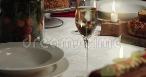 美丽的圣诞新年节日餐桌视频的预览图