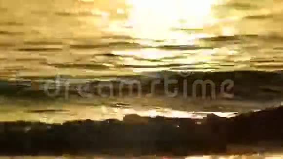 带着夕阳的海浪视频的预览图