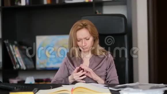 有魅力的商业女性在办公室里用电脑和文件工作视频的预览图