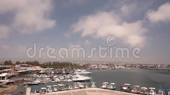 塞浦路斯希腊港口的游船和渔船码头附近的渔船停泊船只若干视频的预览图