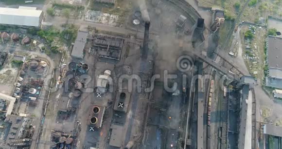 工业区顶部景观工业物体景观工厂庭院空中景观烟和火视频的预览图