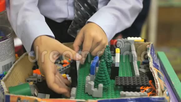 一个不知名的男孩玩建筑工具包的手视频的预览图