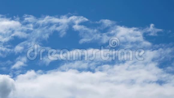 蓝天背景下的白色浮云视频的预览图