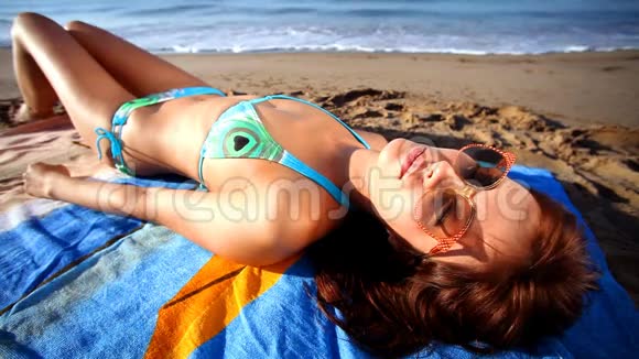 日光浴海滩的女人视频的预览图