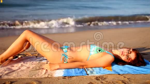 日光浴海滩的女人视频的预览图