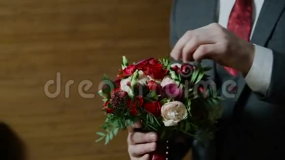 一个拿着结婚花束的男人视频的预览图