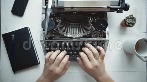用复古写字机打字视频的预览图