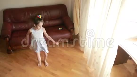 小可爱的女孩在家里跳舞和胡闹视频的预览图