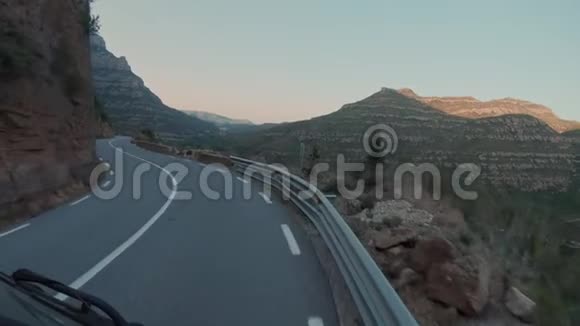 乘坐日本小型面包车在山区旅行视频的预览图