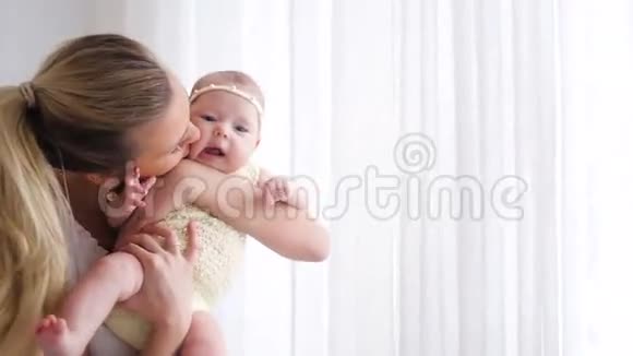 妈妈和女婴站在窗前视频的预览图