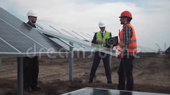 在太阳能农场安装光伏电池板视频的预览图
