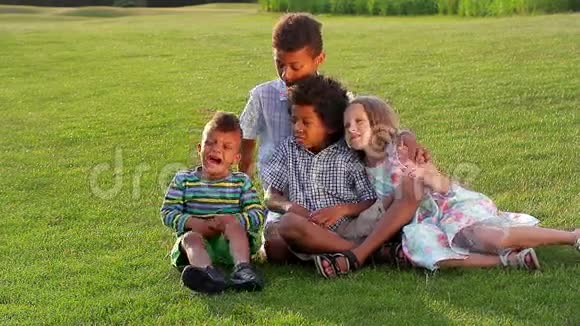 四个孩子在田边玩耍视频的预览图