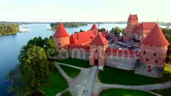 鸟瞰岛上的古堡视频的预览图