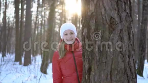 美丽的年轻女子在冬季公园玩得开心微笑慢动作录像视频的预览图