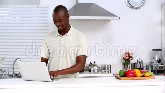 厨房里有笔记本电脑的人视频的预览图