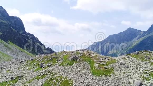 鸟瞰山地景观视频的预览图