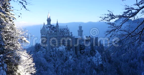 冬天日出时的纽什旺斯坦城堡视频的预览图