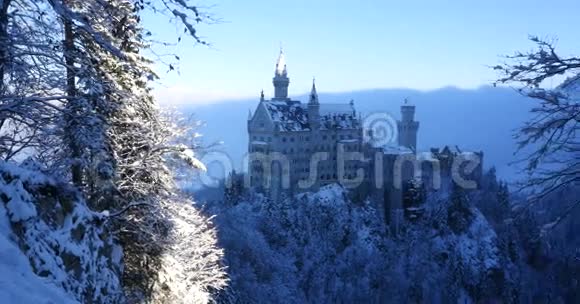 冬天日出时的纽什旺斯坦城堡视频的预览图
