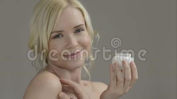 美容肌肤保湿剂视频的预览图