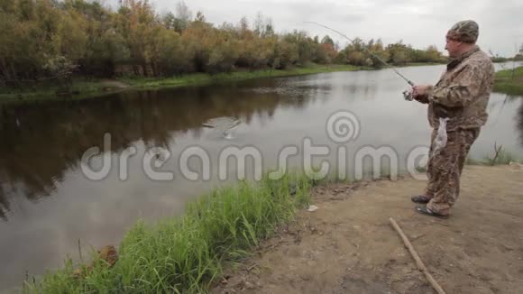 在河上旋转视频的预览图