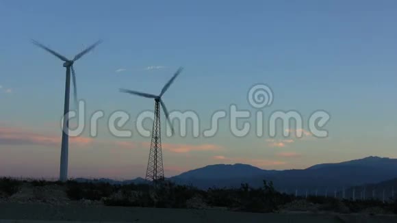日落时的风力涡轮机视频的预览图