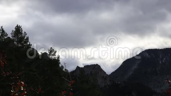 法国奥德比利牛斯山上的暴风云视频的预览图