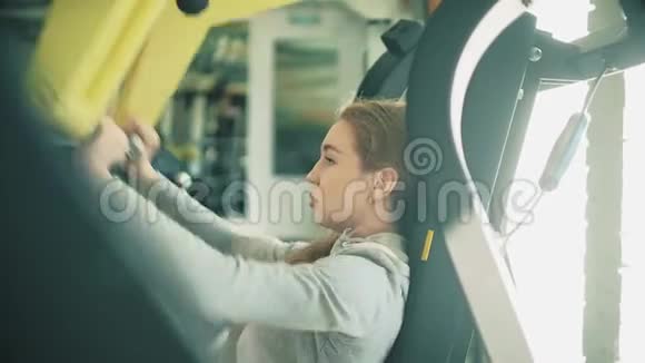 女人正在锻炼举重4K视频的预览图