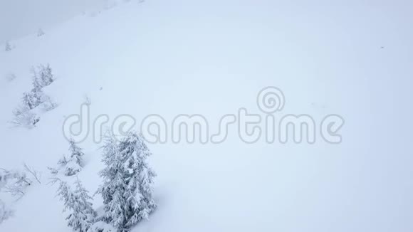 在雪山上飞过暴风雪不舒服的冬天天气视频的预览图