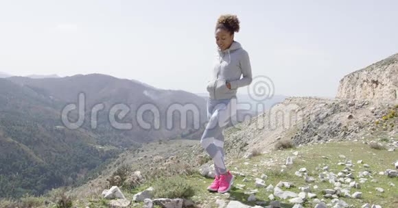 穿着运动服摆姿势的年轻美女视频的预览图