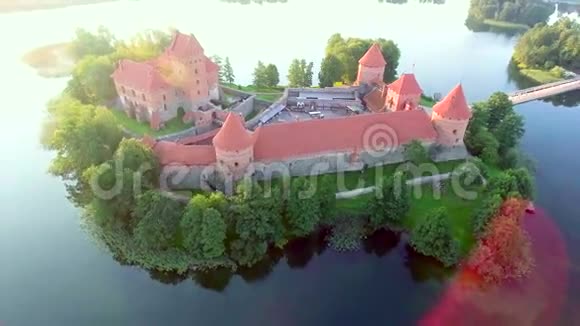 鸟瞰岛上的古堡视频的预览图