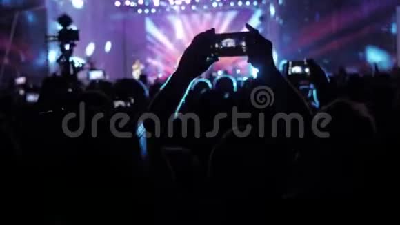 音乐音乐会上的人群车削的人群面前灯火辉煌多彩的舞台生活方式剪影视频的预览图