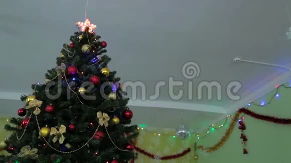 带有花环和玩具的圣诞和新年树视频的预览图